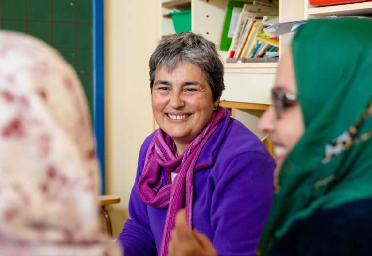 La religiosa de las Hijas de Jesús, con algunas de las mujeres musulmanas que acuden a la