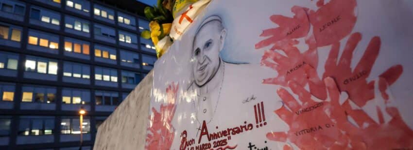 Sí, Francisco celebró (con tarta y velas) en el Gemelli sus doce años como Papa