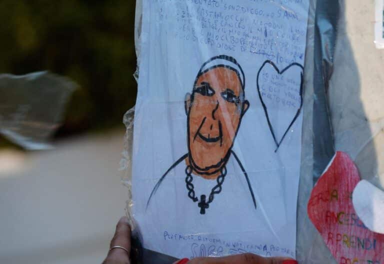 El papa Francisco ya se mueve con normalidad