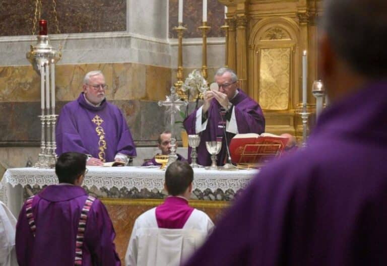 Parolin confía en que el papa Francisco “regrese pronto” al Vaticano