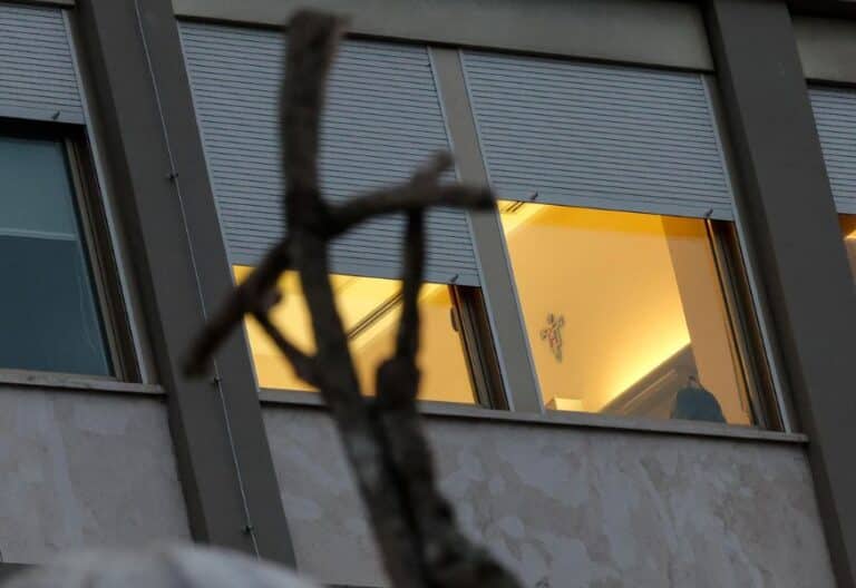 El papa Francisco defiende “salir de la oscuridad y encontrar el coraje para seguir a