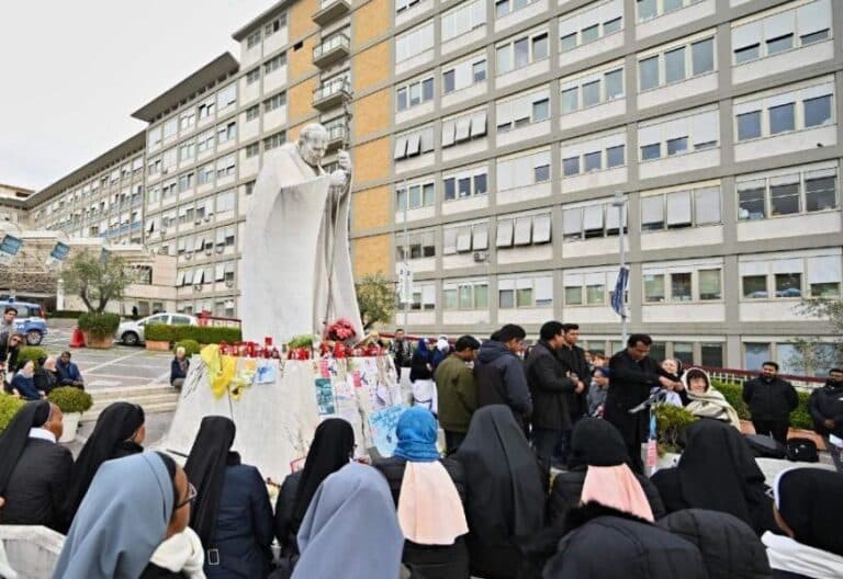 Francisco bendecirá a los fieles desde el hospital este domingo a mediodía