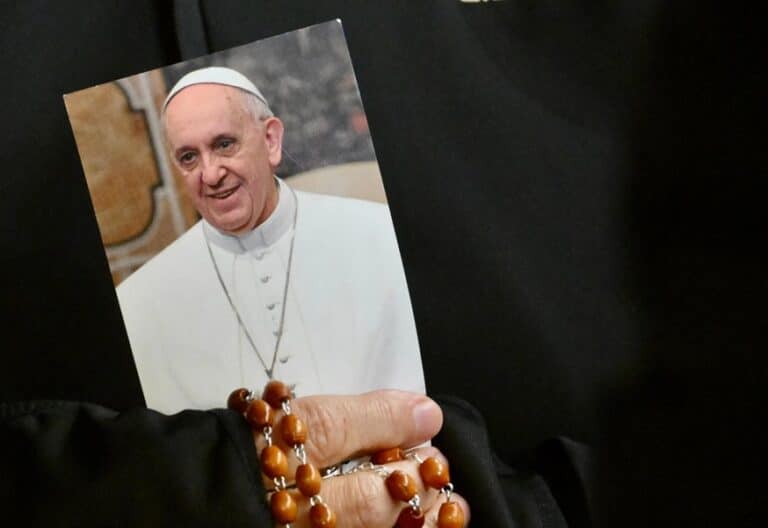 Un peregrino reza por la salud del papa Francisco en la Plaza de San Pedro