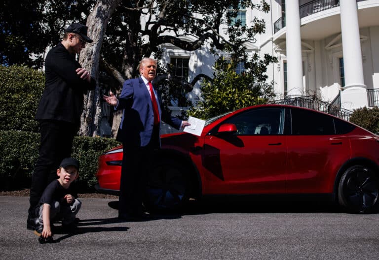 Donald Trump con el director ejecutivo de Tesla y asesor principal del presidente de los Estados Unidos, Elon Musk y su hijo en la Casa Blanca en Washington.