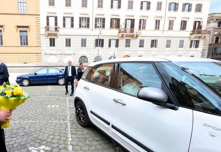 La residencia del Papa, “en aislamiento” para lograr la “completa recuperación” de