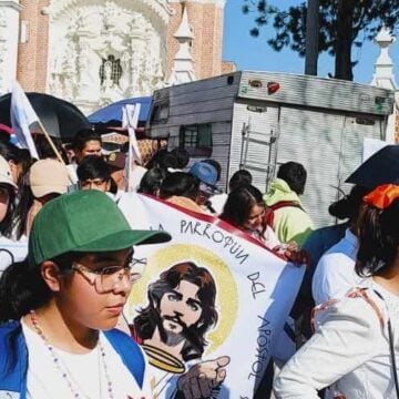 Jóvenes en caravana por la paz.