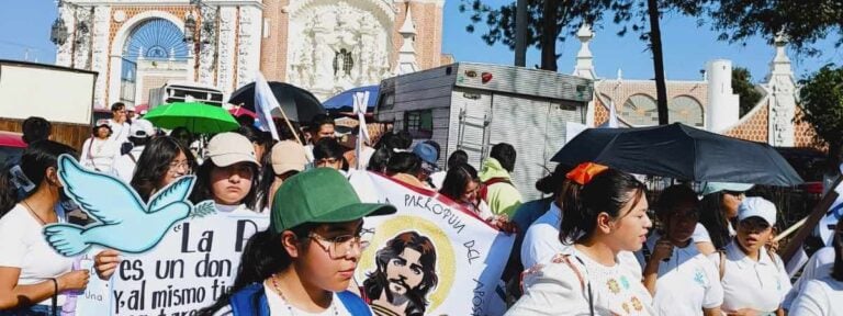 Jóvenes en caravana por la paz.