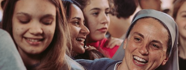 Jóvenes laicas y religiosas