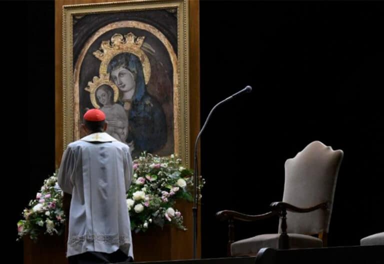 El cardenal Víctor Manuel Fernández une los sufrimientos del Papa a los del mundo