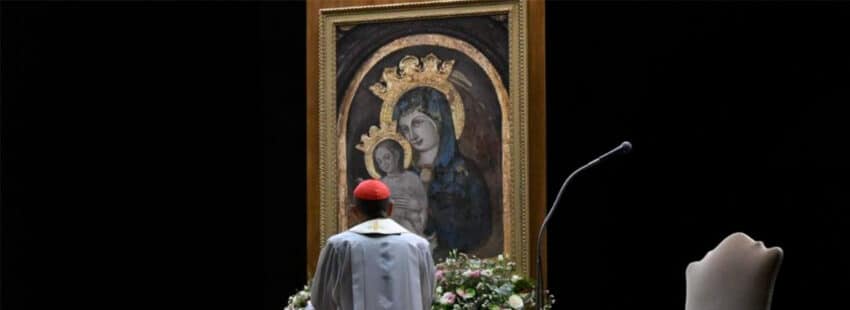 El cardenal Víctor Manuel Fernández une los sufrimientos del Papa a los del mundo