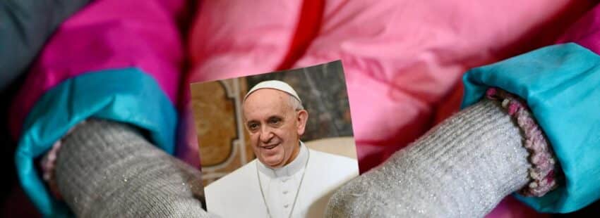 Algunos fieles rezan durante el rosario por la salud del Papa en la Plaza de San Pedro