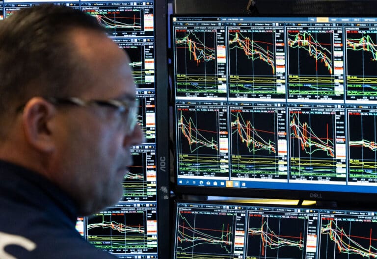 Un trader observa pantallas que muestran datos financieros en la Bolsa de Valores de Nueva York. Los mercados financieros mundiales están reaccionando a los aranceles de Donald Trump