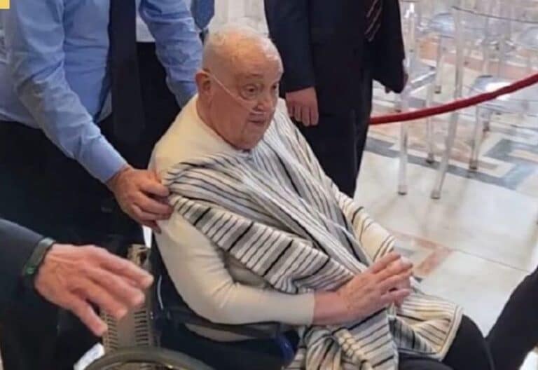 El Vaticano explica la última salida del Papa: “Estaba dando un paseo y quiso ir a rezar a la