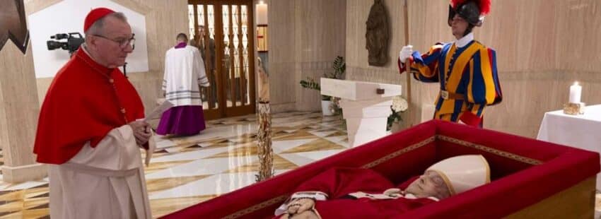 Parolin ante el cadáver de Francisco