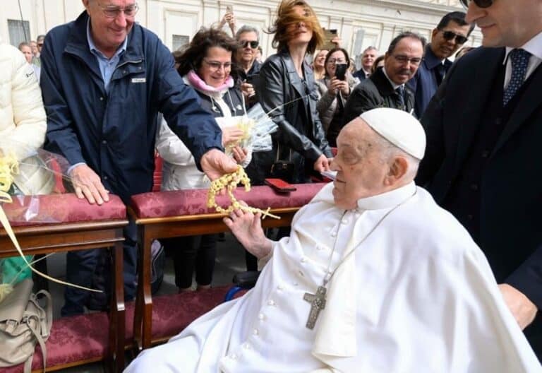 El papa Francisco, el Domingo de Ramos, en la Plaza de San Pedro