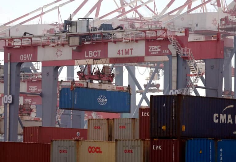 grúas moviendo contenedores en el puerto de Los Ángeles (Estados Unidos)