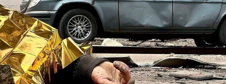 Kryvyi Rih (Ukraine), 02/04/2025.- A handout photo released by the press service of the State Emergency Service (SES) of Ukraine shows Ukrainian rescuers working at the site of a rocket strike in Kryvyi Rih, central Ukraine, 02 April 2025, amid the Russian invasion. At least four people have been killed and 14 others injured after Russian shelling hit Kryvyi Rih, the Dnipropetrovsk Regional Military Administration reported. (Rusia, Ucrania) EFE/EPA/STATE EMERGENCY SERVICE OF UKRAINE HANDOUT -- BEST QUALITY AVAILABLE -- MANDATORY CREDIT: STATE EMERGENCY SERVICE OF UKRAINE -- HANDOUT EDITORIAL USE ONLY/NO SALES