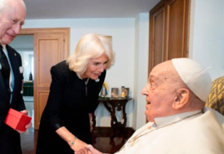 Los reyes Carlos y Camila celebran su aniversario de boda con una visita a Francisco