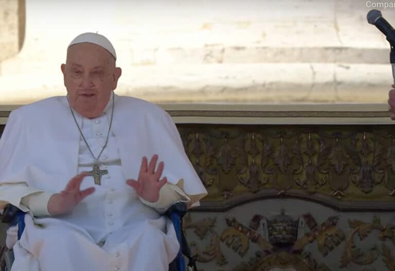 Francisco reaparece al final de la misa por los enfermos y agradece a todos sus oraciones