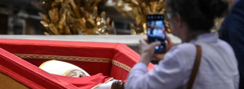 Colas de cinco horas para dar el último adiós al papa Francisco