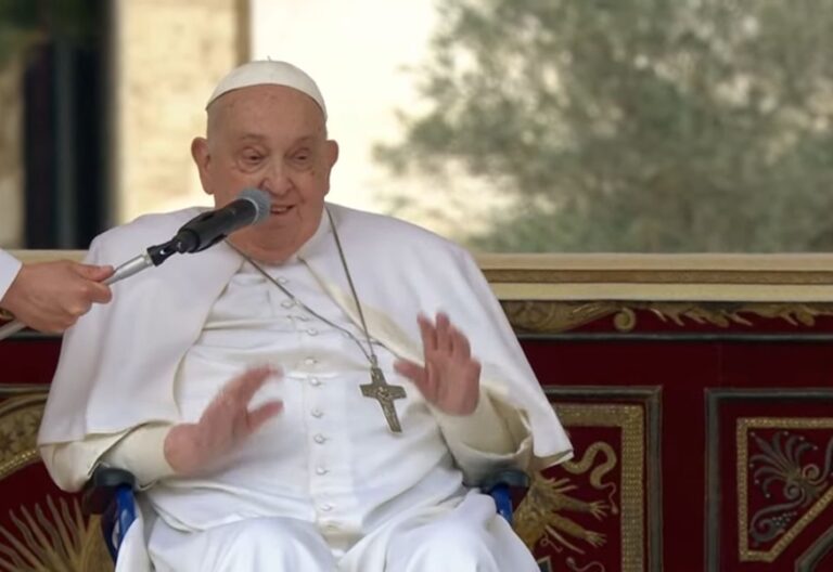 El papa Francisco, en la Plaza de San Pedro durante el Domingo de Ramos