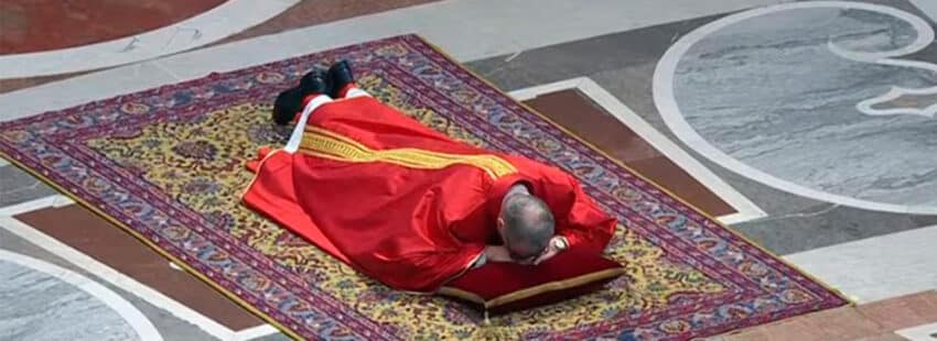 Pasolini reivindica la “inteligencia relacional de la Cruz” en los oficios del Viernes Santo