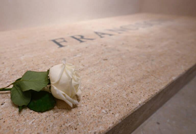 La fila para despedirse de Francisco aún permanece: el flujo de peregrinos no ha disminuido seis