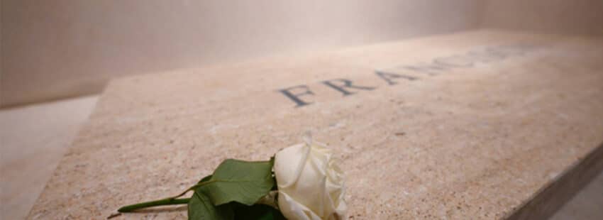 La fila para despedirse de Francisco aún permanece: el flujo de peregrinos no ha disminuido seis