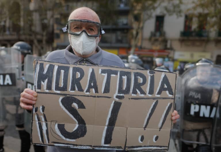 Un hombre sostiene un cartel durante una marcha de jubilados este miércoles, frente al Congreso de