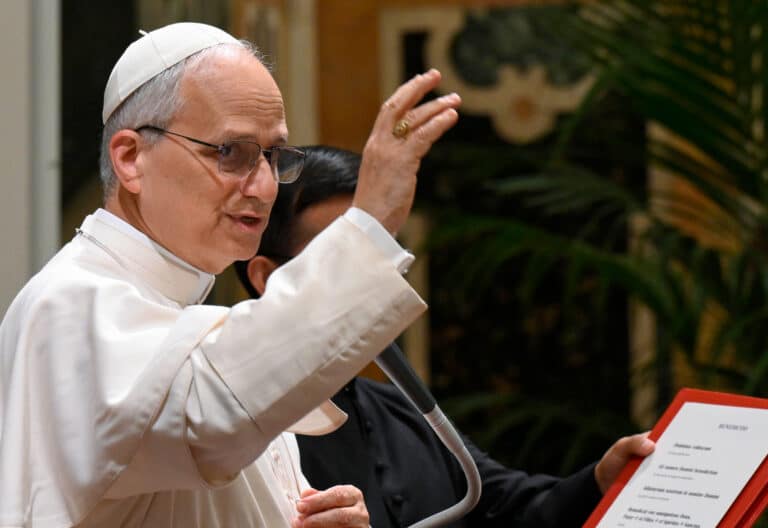El papa León XIV durante la audiencia a los representantes de la congregación de los Hermanos de las Escuelas Cristianas,