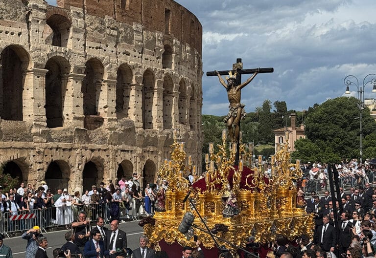 El Cachorro de Sevilla, la Esperanza de Málaga y el Nazareno de León procesionan junto al Coliseo