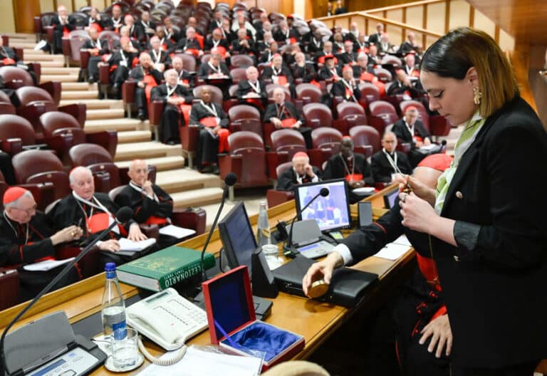 La ceremonia de romper el anillo del pescador de Francisco pone fin al precónclave