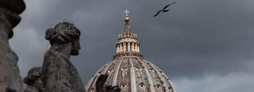 La cúpula de San Pedro, durante la segunda jornada del cónclave