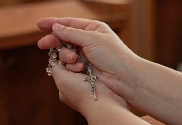 Manos en oración