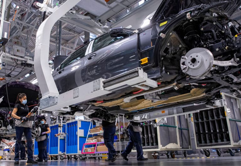 trabajadores en una planta de ensamblaje de vehículos en San Luis Potosí (México).