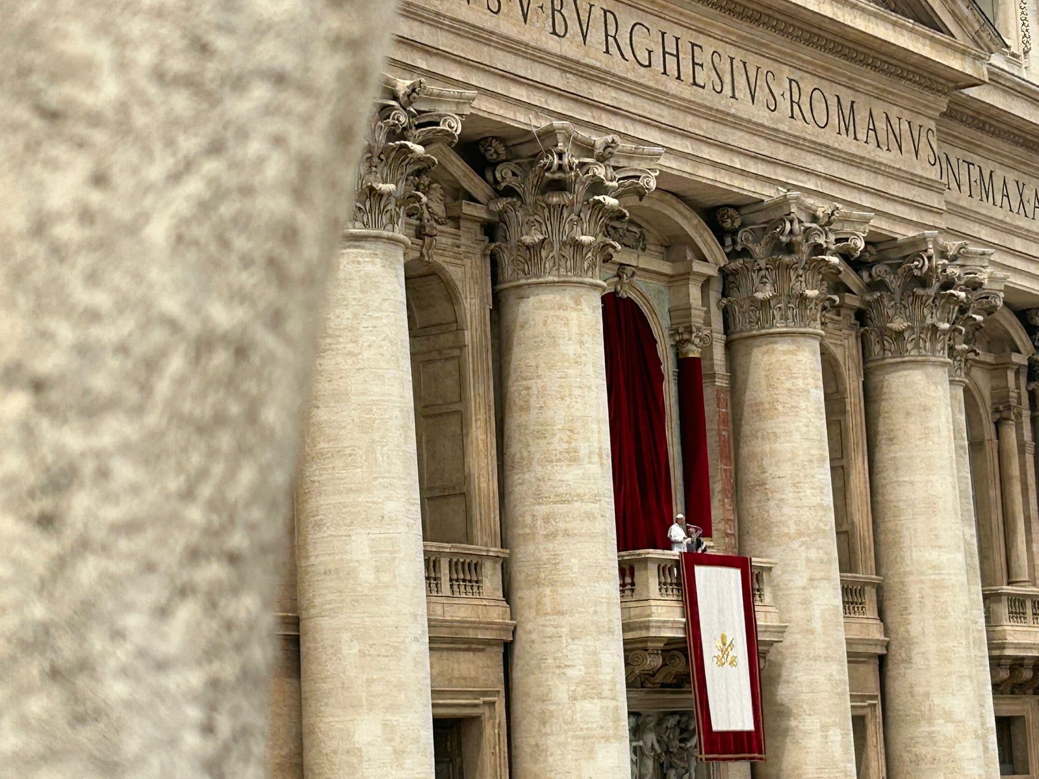 León XIV en su primer Regina Coeli: “¡Nunca más la guerra!”