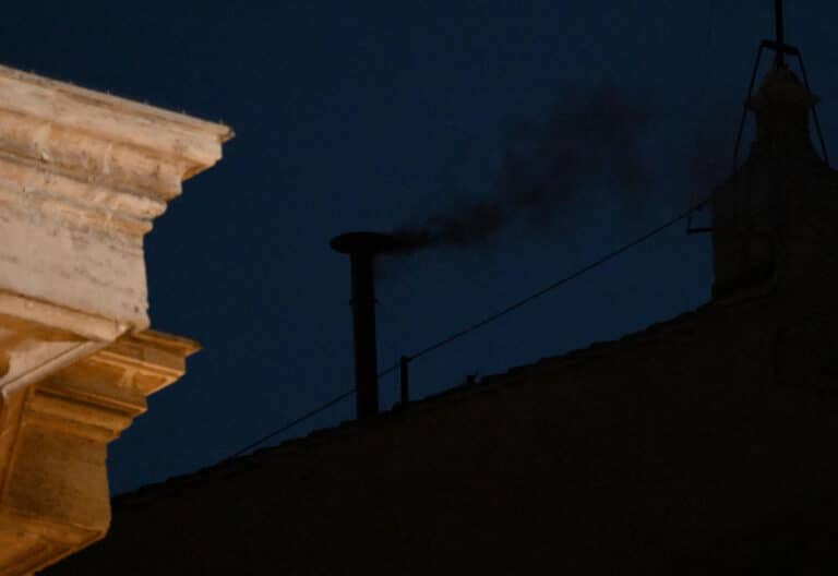 Fumata negra del primer día de cónclave