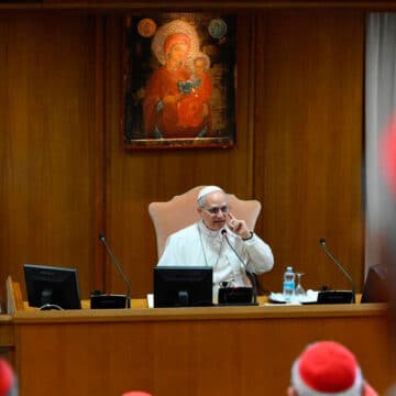 El papa León XIV en su primer encuentro con los cardenales