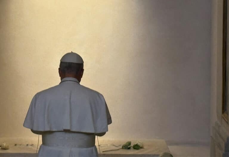 León XIV cierra su primer sábado como Papa rezando ante la tumba de Francisco