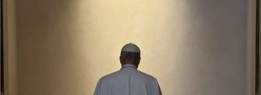 León XIV cierra su primer sábado como Papa rezando ante la tumba de Francisco