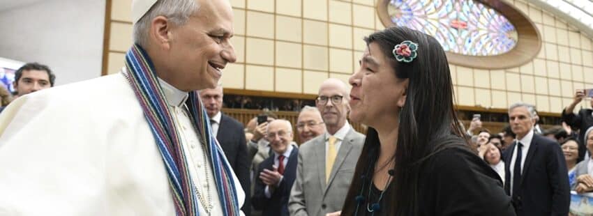 León XIV, con la periodista Paola Ugaz