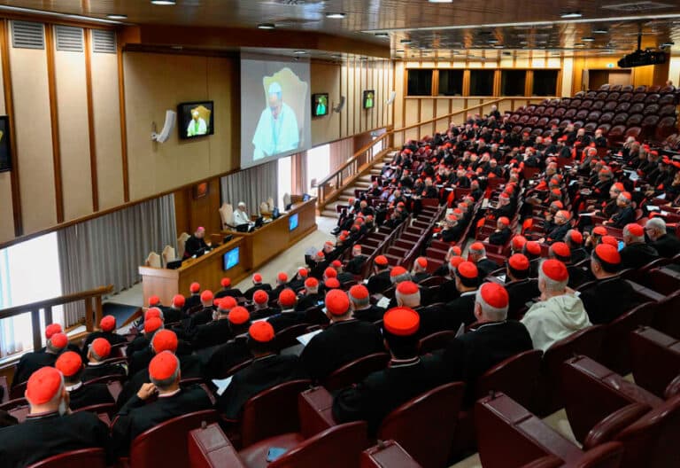 El papa León XIV en su primer encuentro con los cardenales