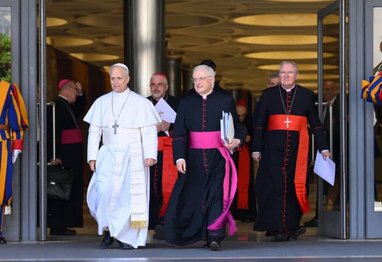 El papa León XIV en su primer encuentro con los cardenales