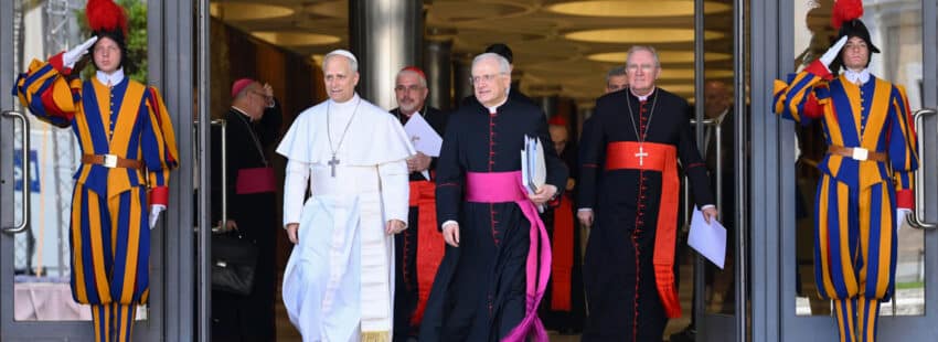 El papa León XIV en su primer encuentro con los cardenales