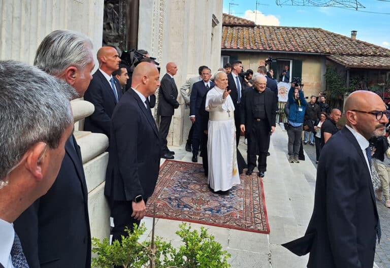 El papa León XIV en su primera salida sorpresa