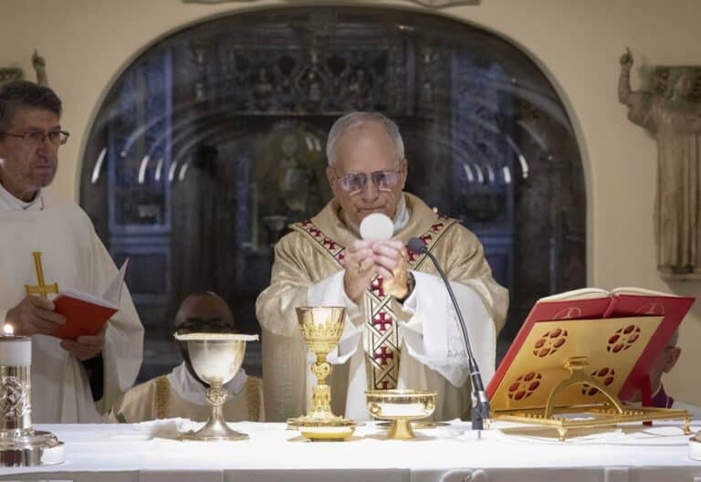 El papa León XIV celebra la eucaristía en las grutas vaticanas