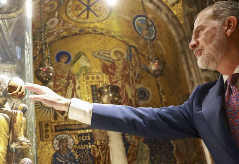 Felipe VI defiende en Montserrat “la renuncia a los discursos totalitarios y las identidades