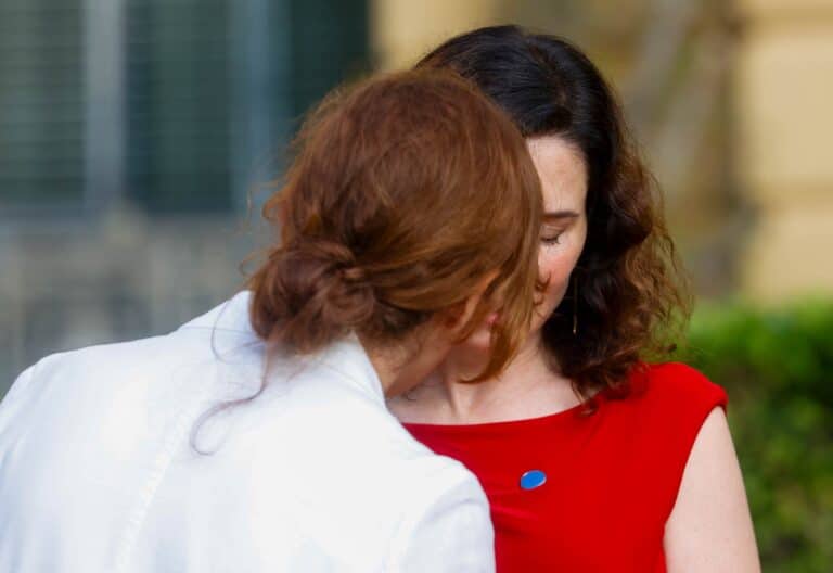 La presidenta del Gobierno madrileño, Isabel Díaz Ayuso (d), y la ministra de Sanidad, Mónica García, en la Conferencia de Presidentes de Barcelona