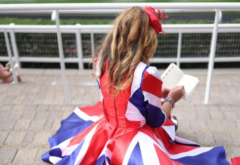 Joven Reino Unido en las carreras de caballos en Ascot