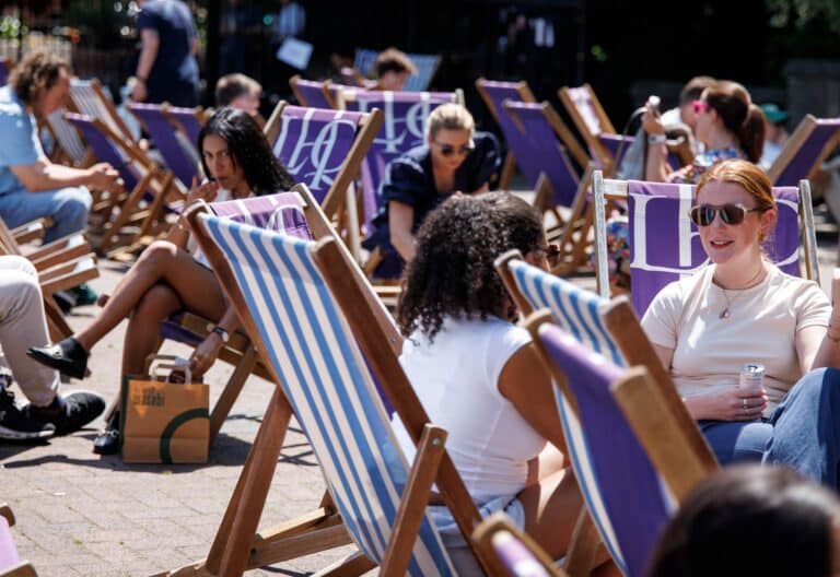 Jóvenes disfrutando del buen tiempo en un parque de Londres